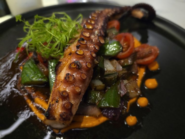 Read more about the article Steak, Smoke & Sound: The H Orlando Review Nobody Warned Your Taste Buds About